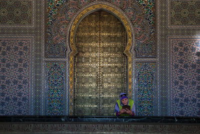 Man seen through wall