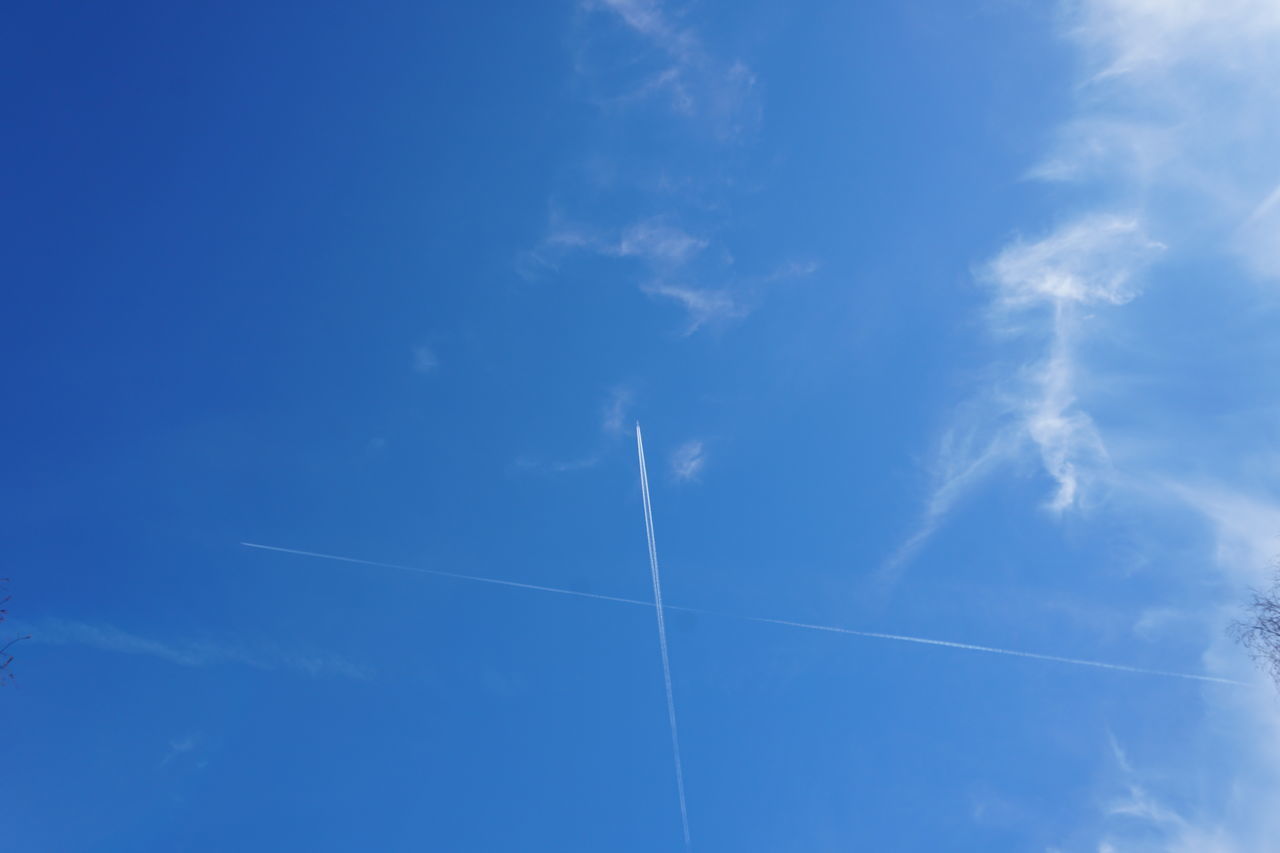 LOW ANGLE VIEW OF VAPOR TRAIL AGAINST BLUE SKY