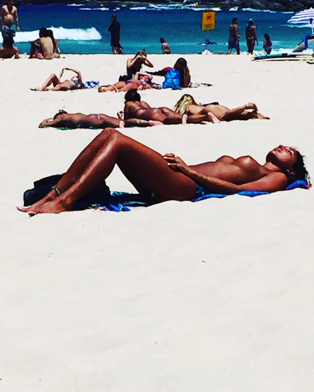 MIDSECTION OF MAN ON BEACH