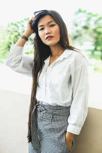 Portrait of young fashionable woman standing outdoors