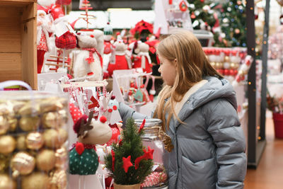 A girl choose the balls for the christmas tree