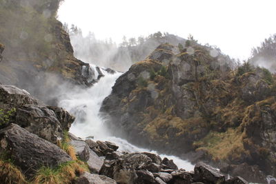 Water flowing over the rocks - låtefoss