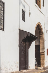 Exterior door of old wooden moroccan building in habous casablanca