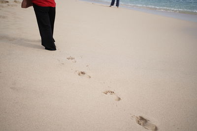 Footprints of women on white sandy beaches.