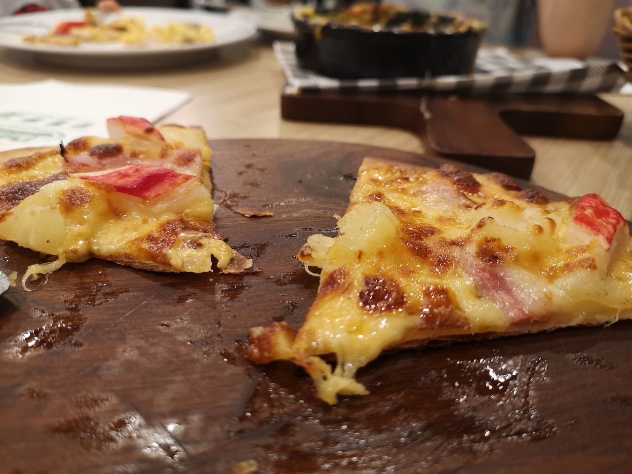 CLOSE-UP OF PIZZA ON PLATE