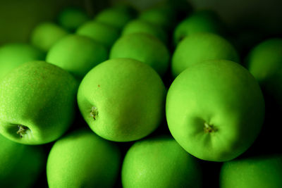 Perfectly arranged pile of green apple in market for sale. apples are rich in antioxidants.