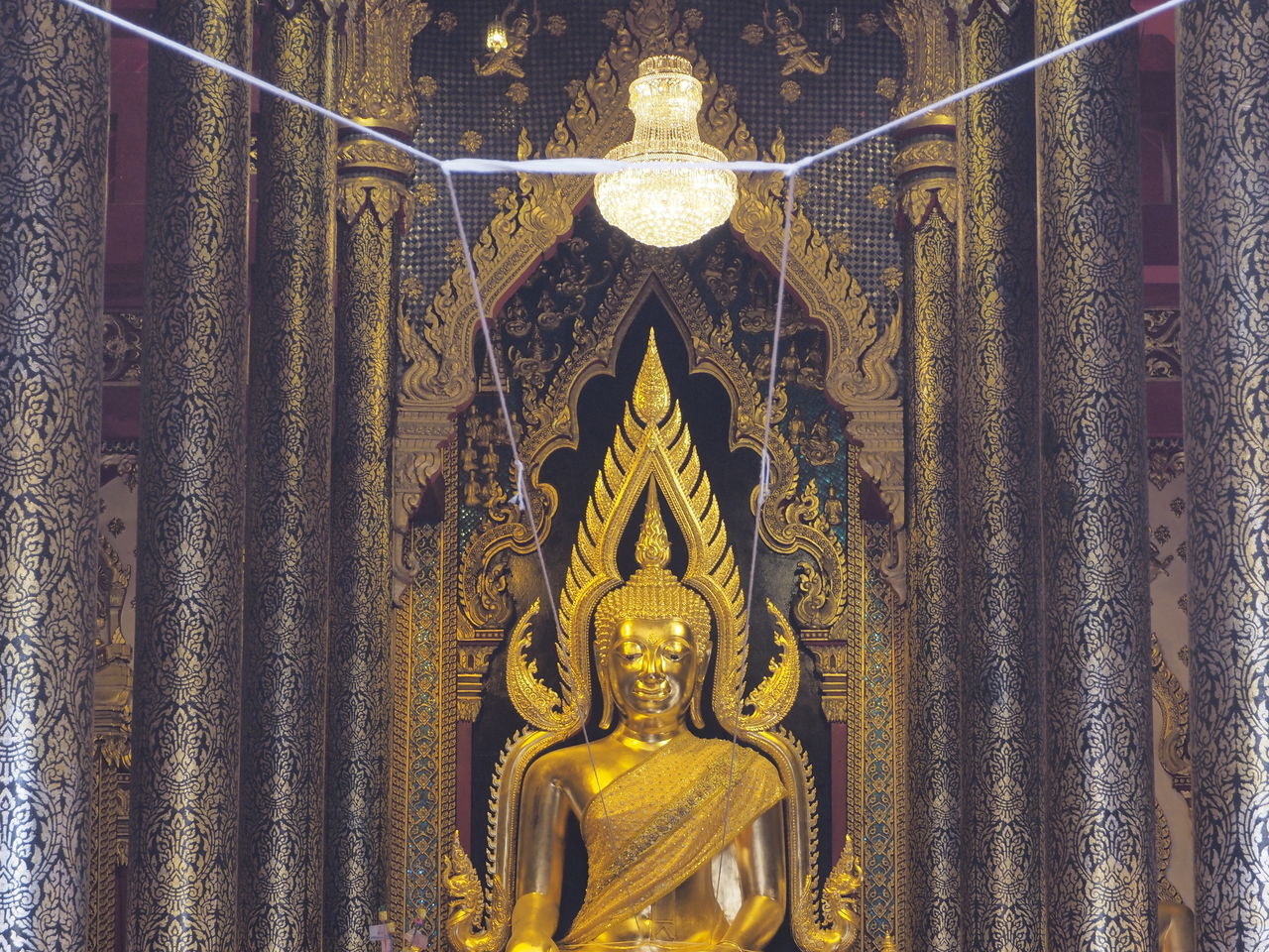 BUDDHA STATUE IN TEMPLE BUILDING