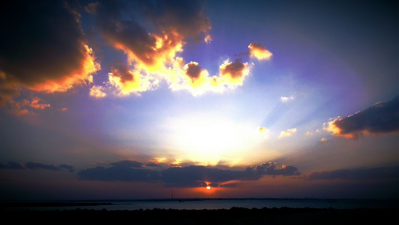 sunset, sea, scenics, sky, water, tranquil scene, sun, beauty in nature, tranquility, horizon over water, cloud - sky, idyllic, nature, beach, reflection, orange color, cloud, silhouette, sunbeam, dramatic sky