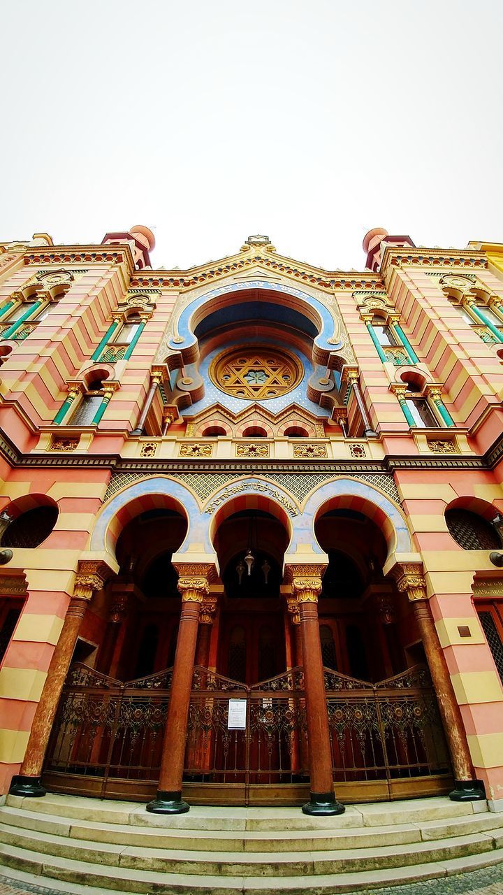 LOW ANGLE VIEW OF BUILT STRUCTURE AGAINST SKY