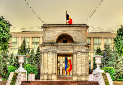 Statue of historic building against sky