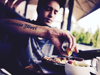 Man squeezing lemon on food