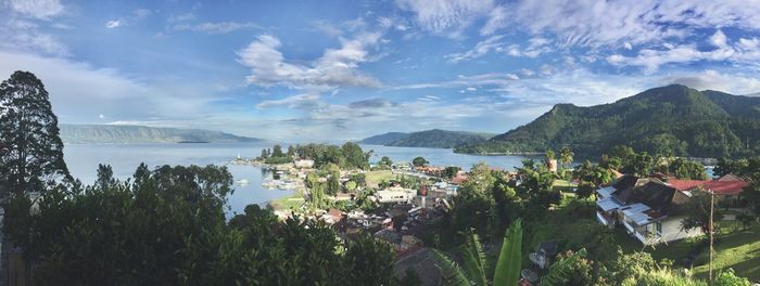 Panoramic view of lake and mountains against sky