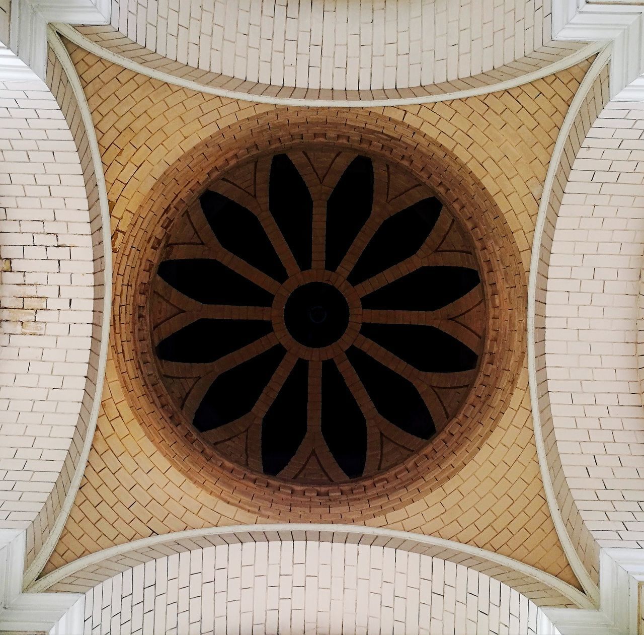 CLOSE UP VIEW OF CEILING