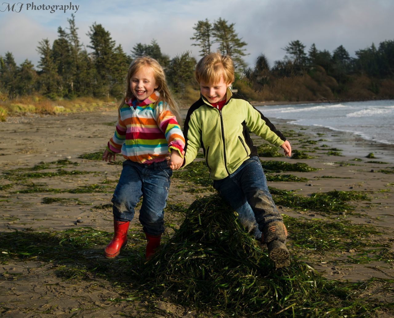 child, full length, two people, childhood, females, family, girls, togetherness, boys, males, happiness, sibling, friendship, casual clothing, brother, children only, cute, fun, people, bonding, leisure activity, portrait, autumn, outdoors, rural scene, sky, smiling, nature, water, cheerful, day, adult