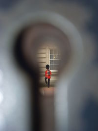 Army solder seen through key hole at buckingham palace
