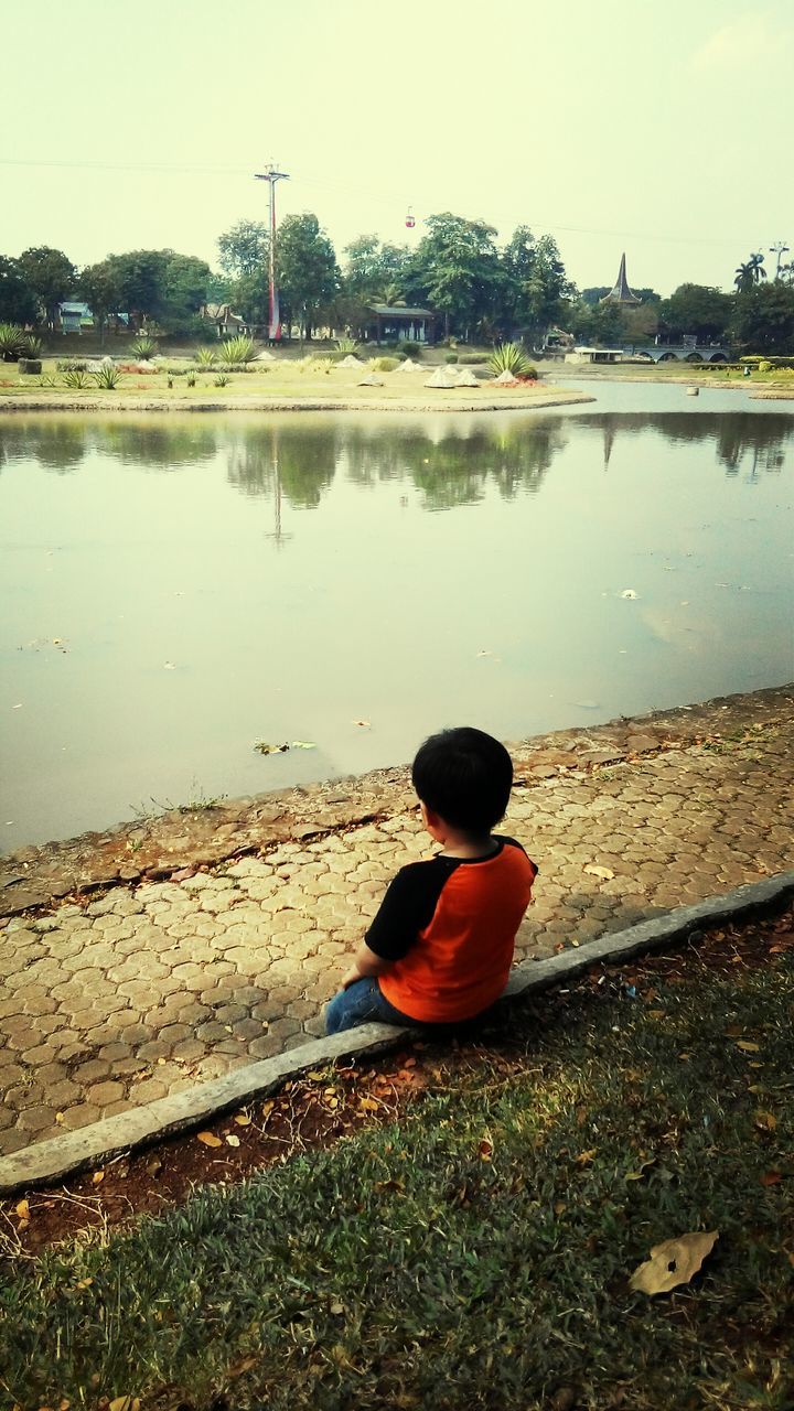 water, childhood, lifestyles, rear view, full length, casual clothing, leisure activity, boys, standing, elementary age, sky, sitting, girls, lake, day, outdoors, river, innocence