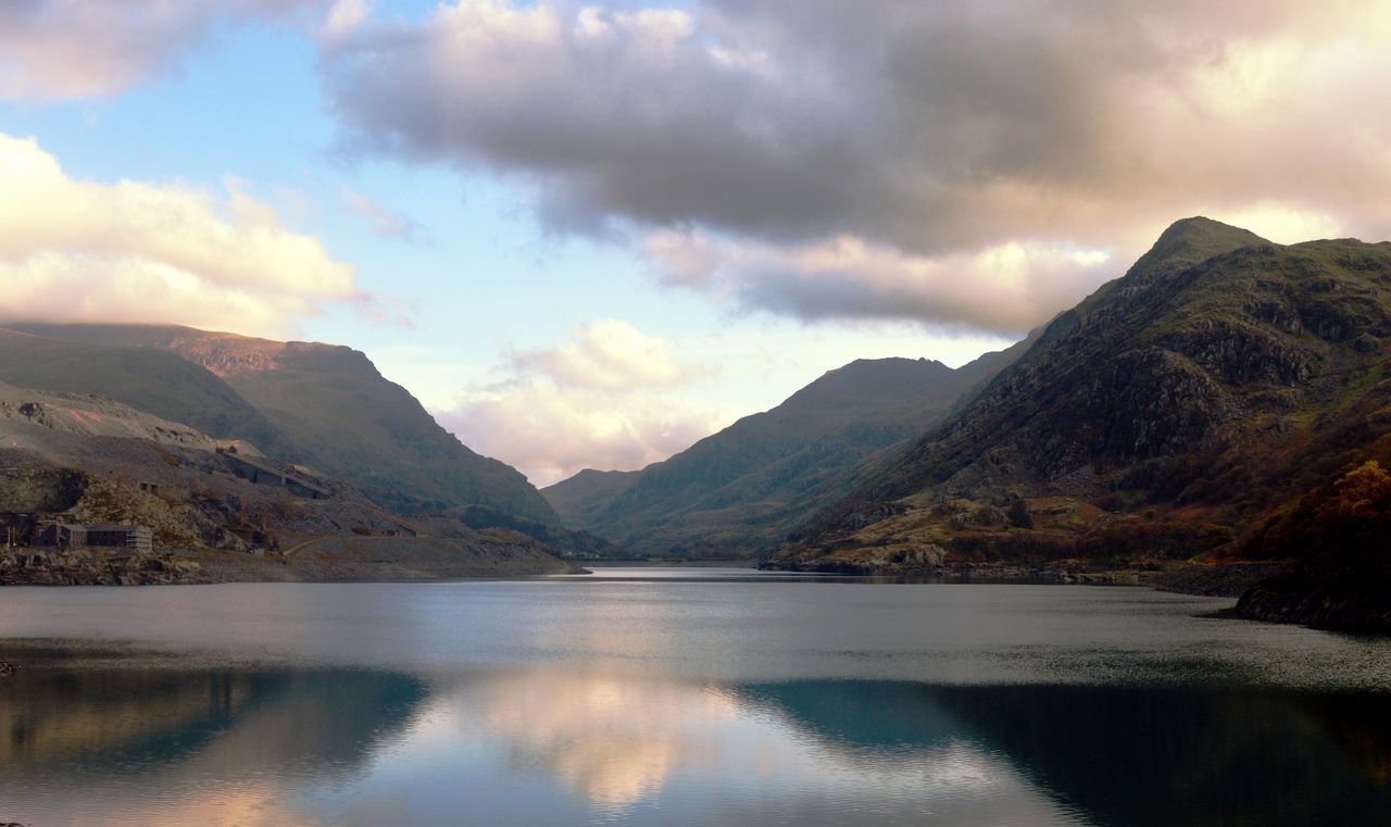 SCENIC VIEW OF LAKE BY MOUNTAINS AGAINST SKY