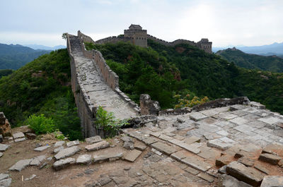 Great wall of china against mountains