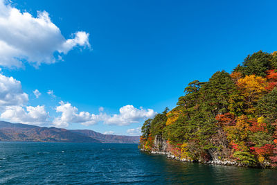 Lake towada utumn foliage scenery. towada-hachimantai national park in tohoku region. aomori, japan.