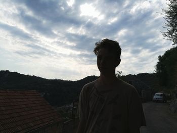 Statue of man against cloudy sky