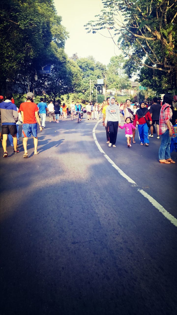 street, transportation, tree, road, the way forward, men, car, land vehicle, large group of people, mode of transport, person, walking, road marking, incidental people, group of people, lifestyles, outdoors, day, diminishing perspective