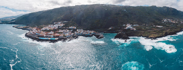 Panoramic view of sea against mountains