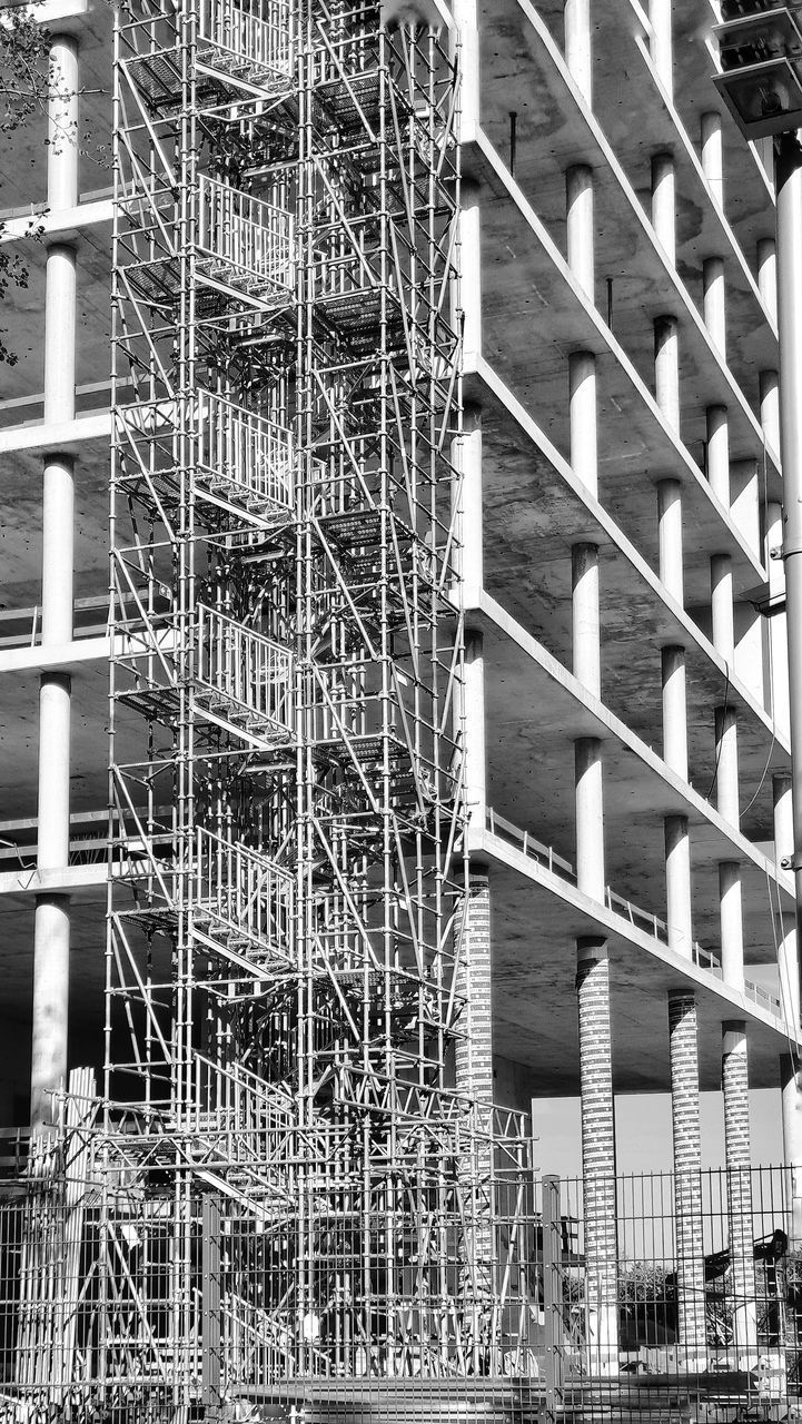 LOW ANGLE VIEW OF CRANE AGAINST BUILDING