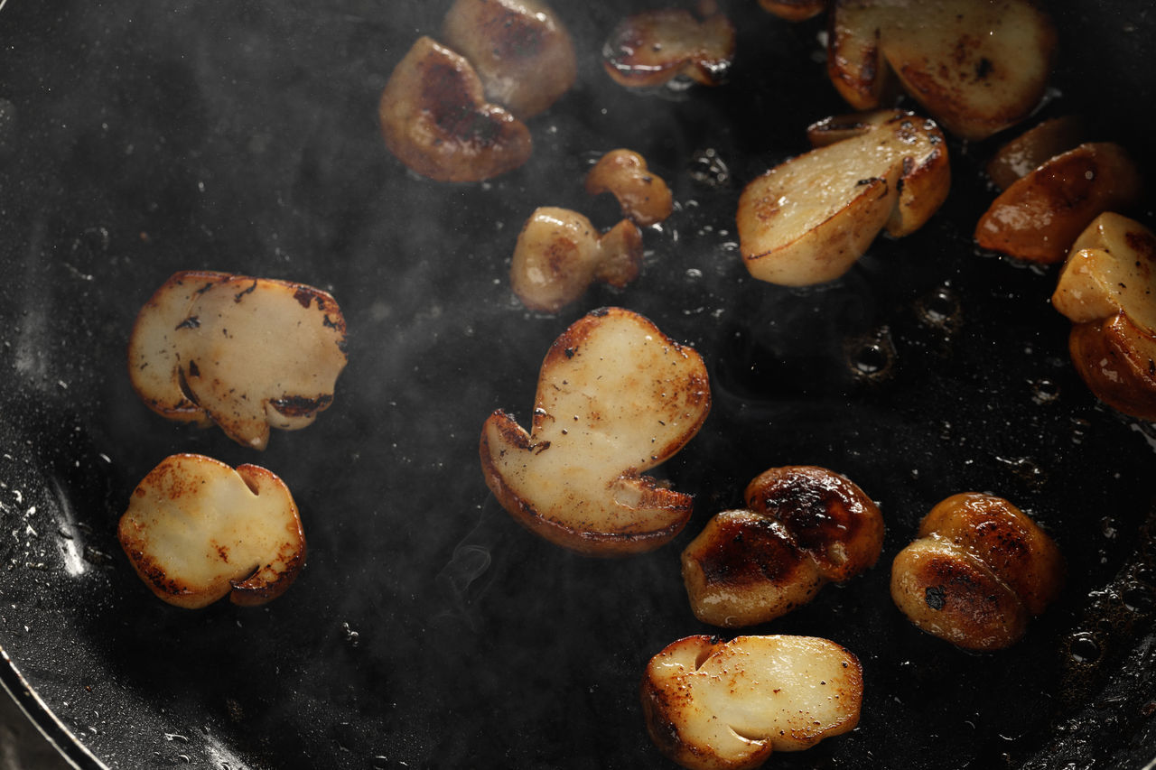 food, food and drink, produce, freshness, indoors, no people, plant, vegetable, kitchen utensil, high angle view, still life, dish, cooking pan, healthy eating, close-up, pan, baked, wellbeing, cooking