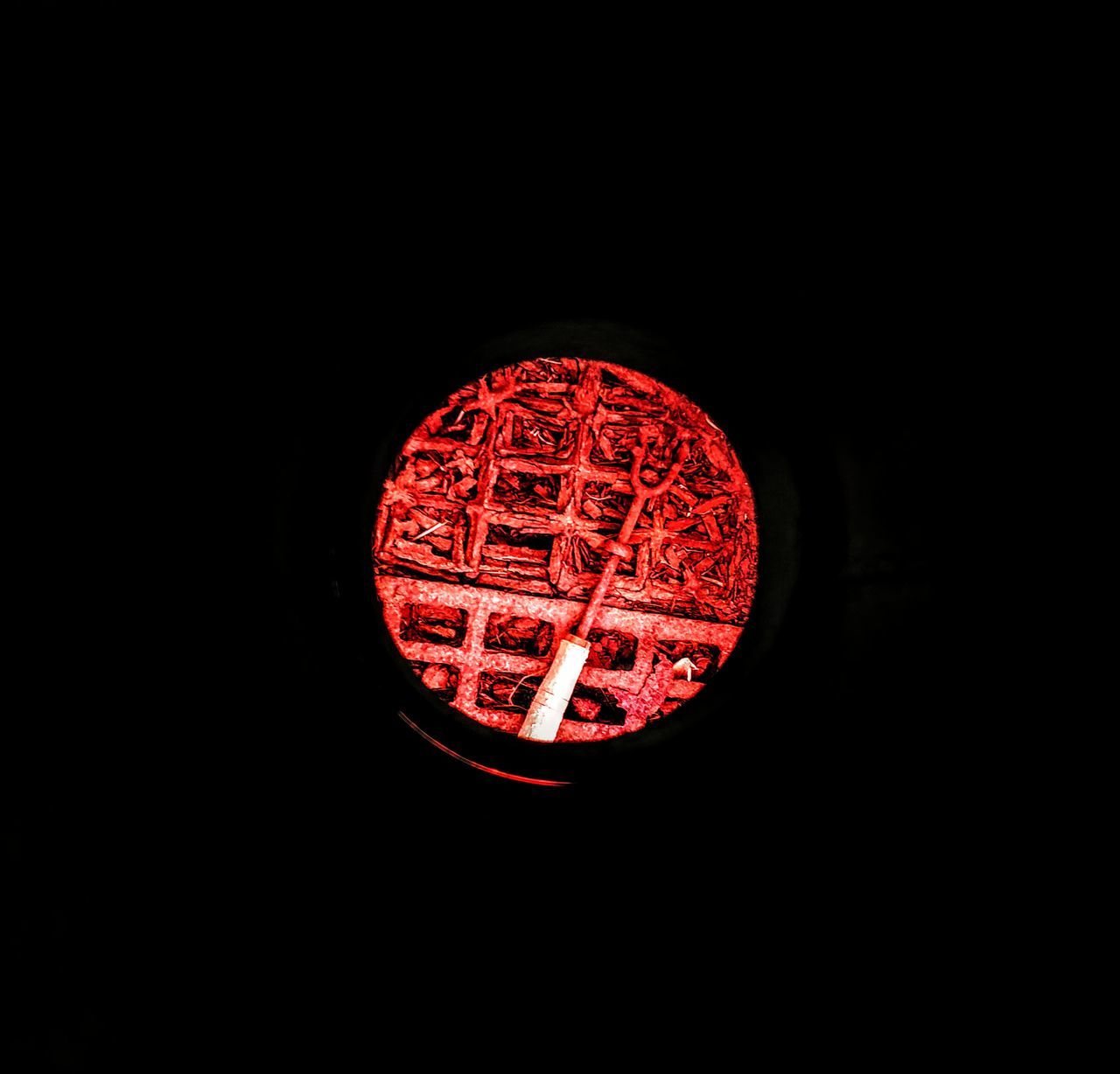 red, circle, black background, copy space, no people, illuminated, lighting equipment, font, geometric shape, indoors, darkness, studio shot, logo, night, close-up, neon sign, lighting