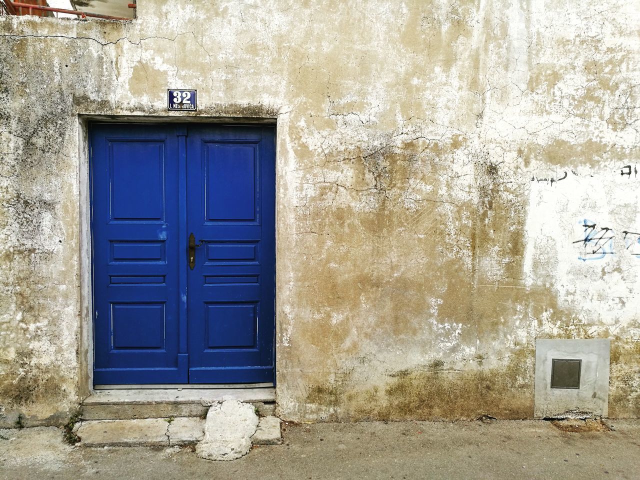 built structure, building exterior, architecture, window, blue, closed, house, door, residential structure, wall, weathered, day, outdoors, facade, full frame, red, peeling off, no people