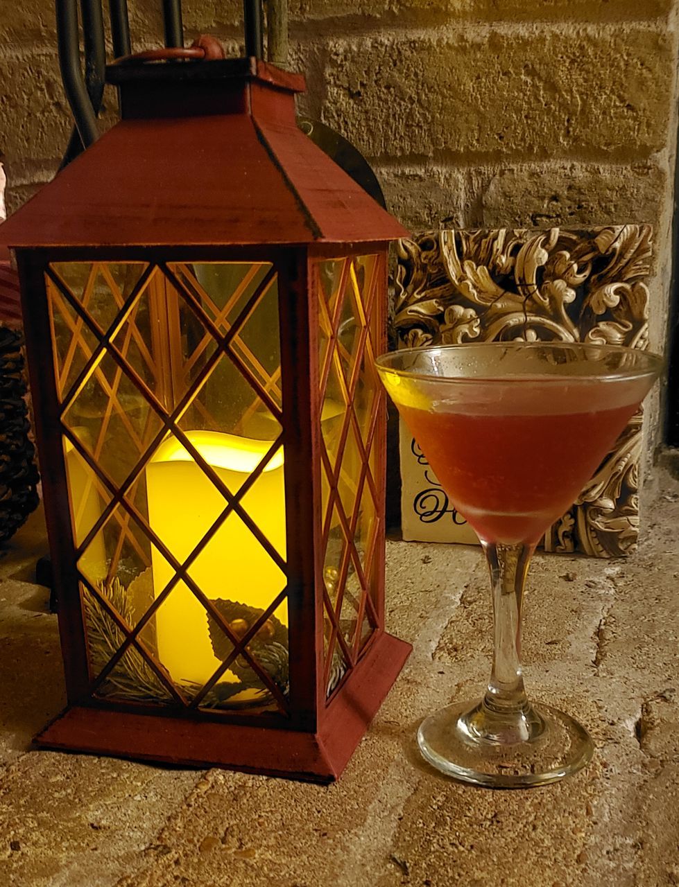 CLOSE-UP OF WINE GLASS ON TABLE IN RESTAURANT