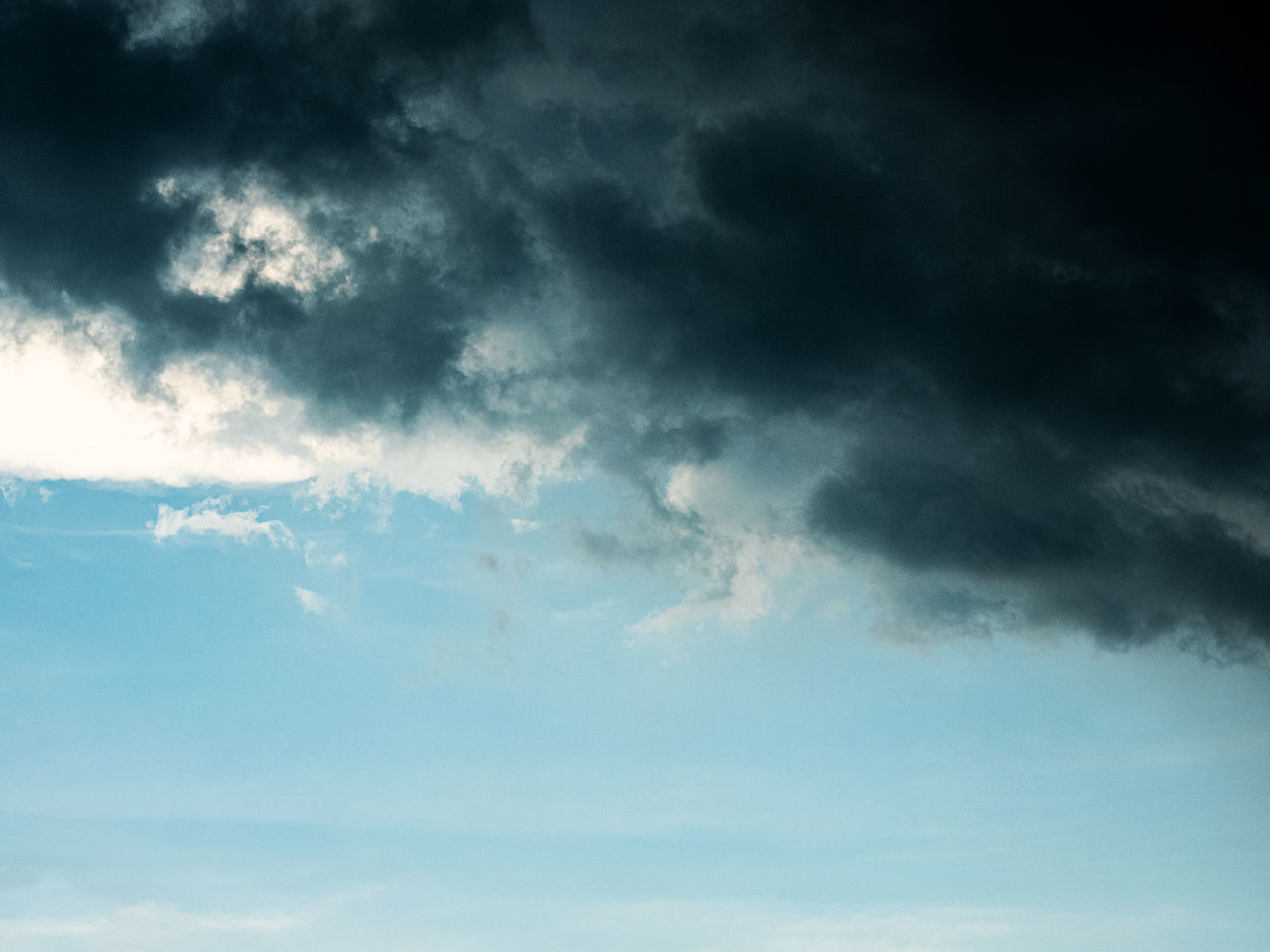 LOW ANGLE VIEW OF CLOUDSCAPE