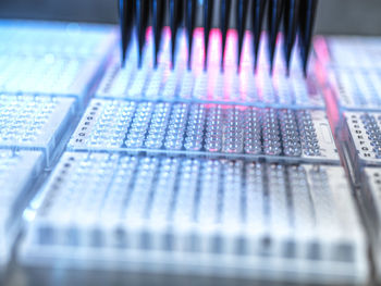 Analysis of samples in microplates by automation robotics