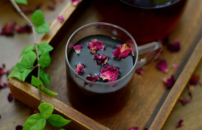 Refreshing tea with rose flavor