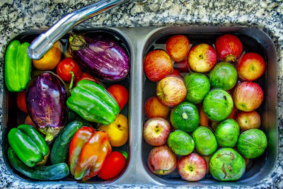 Washing and cleaning vegetables in water and chlorine