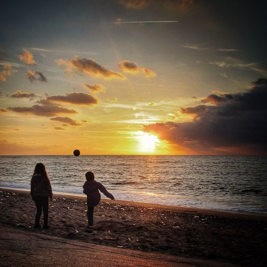 sea, horizon over water, sunset, water, beach, sky, sun, scenics, silhouette, shore, beauty in nature, tranquil scene, orange color, tranquility, lifestyles, leisure activity, idyllic, cloud - sky, reflection