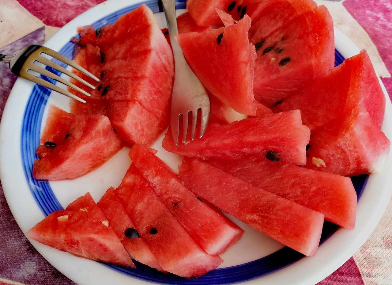 HIGH ANGLE VIEW OF CHOPPED FRUITS ON TABLE