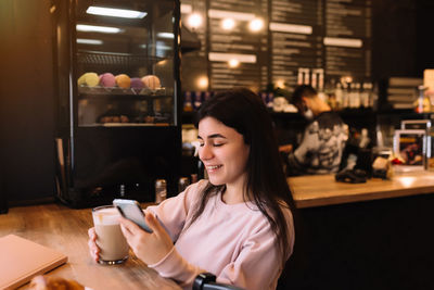 Portrait of a smiling young woman in restaurant