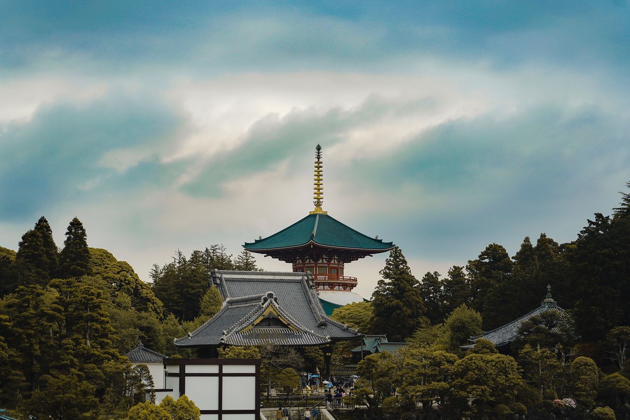 LOW ANGLE VIEW OF PAGODA AGAINST SKY IN BUILDING