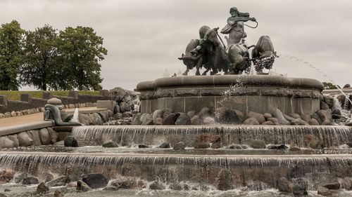Statue of historical building against cloudy sky