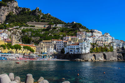 View of the beach with its bathers from the town of amalfi 