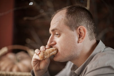 Man eating bread in cafe