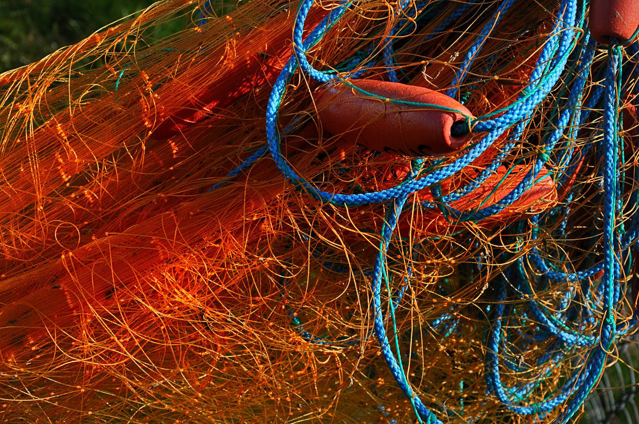 HIGH ANGLE VIEW OF FISHING NET ON ROPE