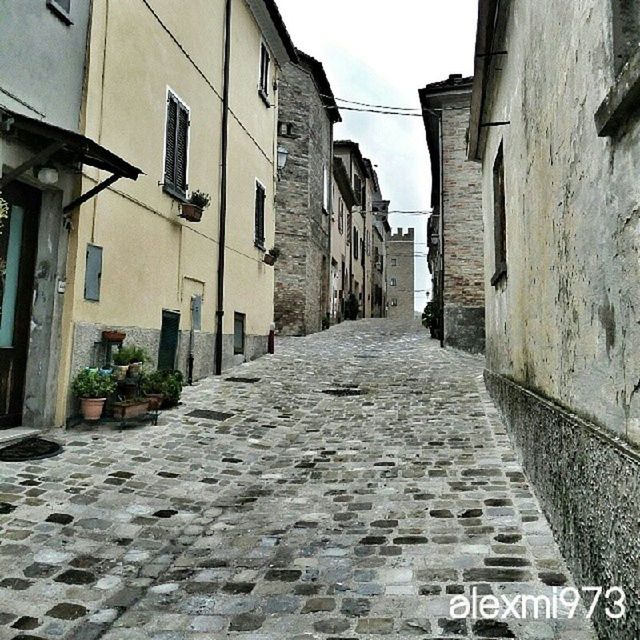 architecture, building exterior, built structure, the way forward, alley, diminishing perspective, cobblestone, residential building, street, narrow, building, residential structure, city, vanishing point, empty, old town, town, walkway, house, day