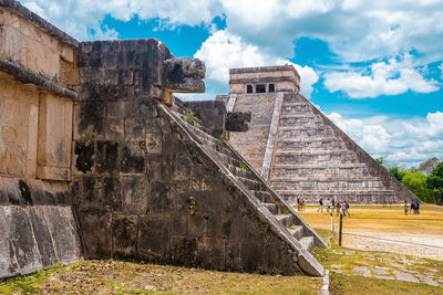 Old ruins and temple of kukulkan great pyramid in chichen itza