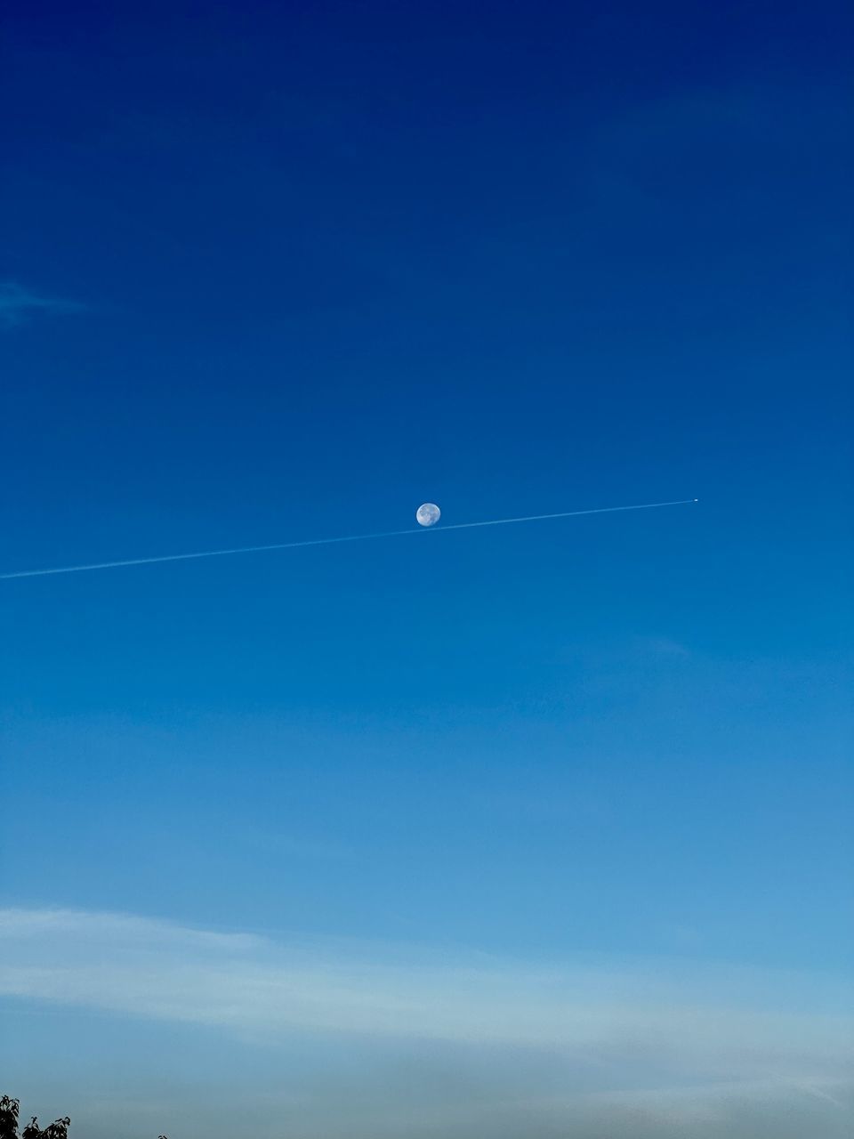 sky, blue, horizon, nature, cloud, flying, scenics - nature, beauty in nature, air vehicle, no people, vapor trail, tranquil scene, tranquility, moon, transportation, low angle view, clear sky, outdoors, copy space, mid-air, day, environment, airplane, dawn, mode of transportation, sea, astronomical object, motion