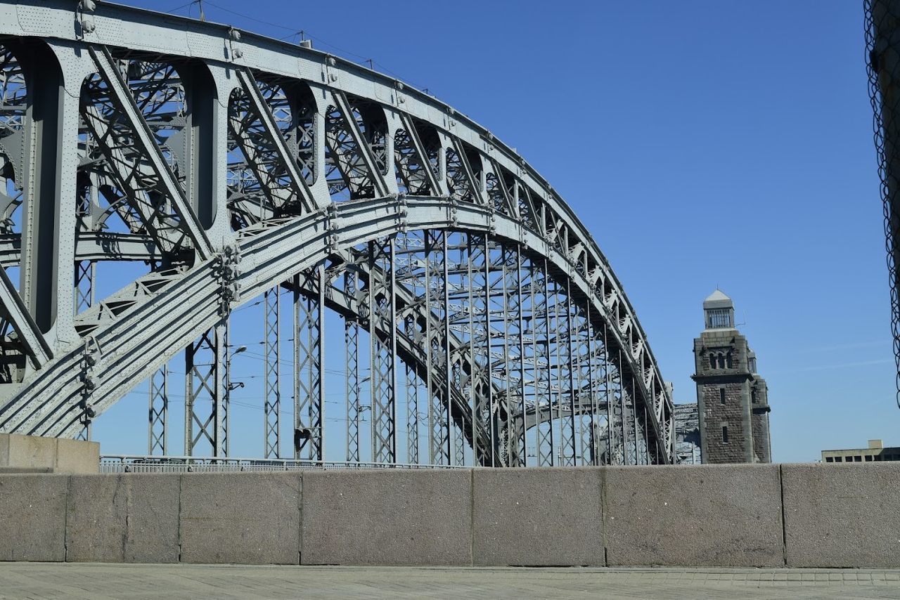 LOW ANGLE VIEW OF ARCH BRIDGE AGAINST CLEAR BLUE SKY