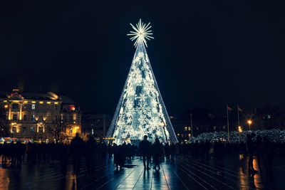 Beautiful white christmas tree with snowflakes in vilnius cathedral square, lithuania, europe