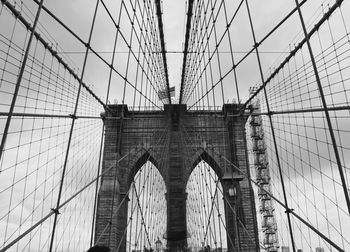 Brooklyn bridge in black and white