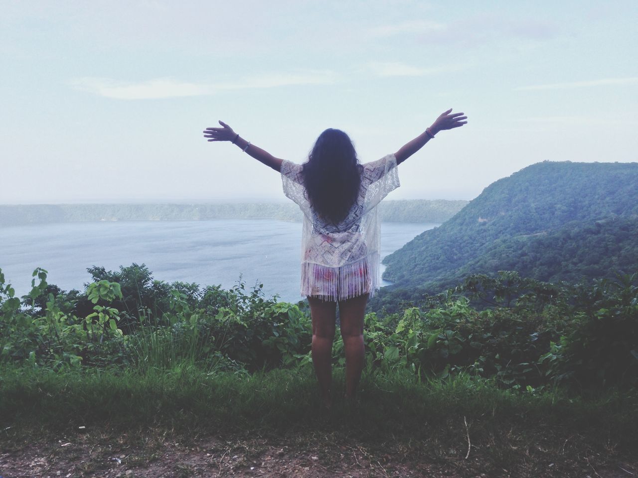 full length, lifestyles, leisure activity, rear view, standing, sky, casual clothing, tranquil scene, tranquility, beauty in nature, scenics, nature, person, water, sea, arms outstretched, getting away from it all, horizon over water